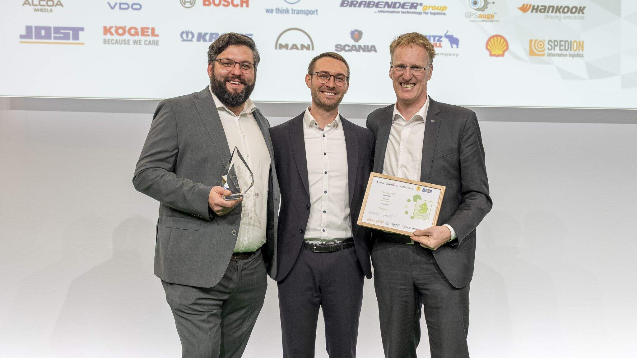 From left: Christoph Hagenmaier (Team Leader Sustainability Consulting & Management Climate Protection Portfolio at DACHSER), Dr. Ludwig Häberle (Project manager at Logistics Advisory Experts GmbH) und Andre Kranke (Head of Corporate Research & Development at DACHSER)