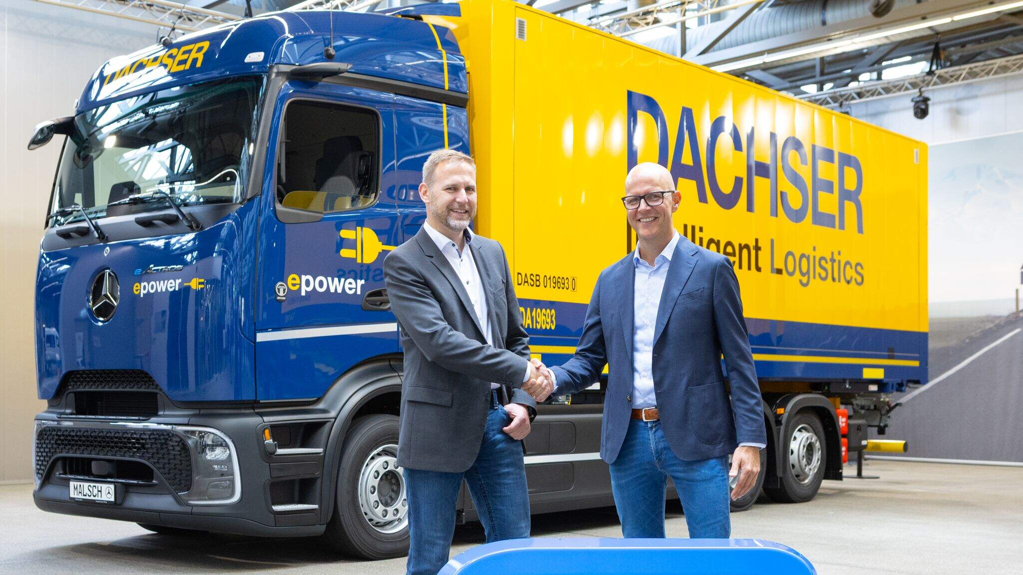 Andre Bilz, Category Manager Truck / Trailer / Swap Body, Corporate Indirect Procurement at DACHSER (left) Winfried Sorg, Center Manager at the Mercedes-Benz Commercial Vehicle Center in Neu-Ulm. (Photo: Myriam Mersy) Andre Bilz, Category Manager Truck / Trailer / Swap Body, Corporate Indirect Procurement at DACHSER (left) Winfried Sorg, Center Manager at the Mercedes-Benz Commercial Vehicle Center in Neu-Ulm. (Photo: Myriam Mersy)