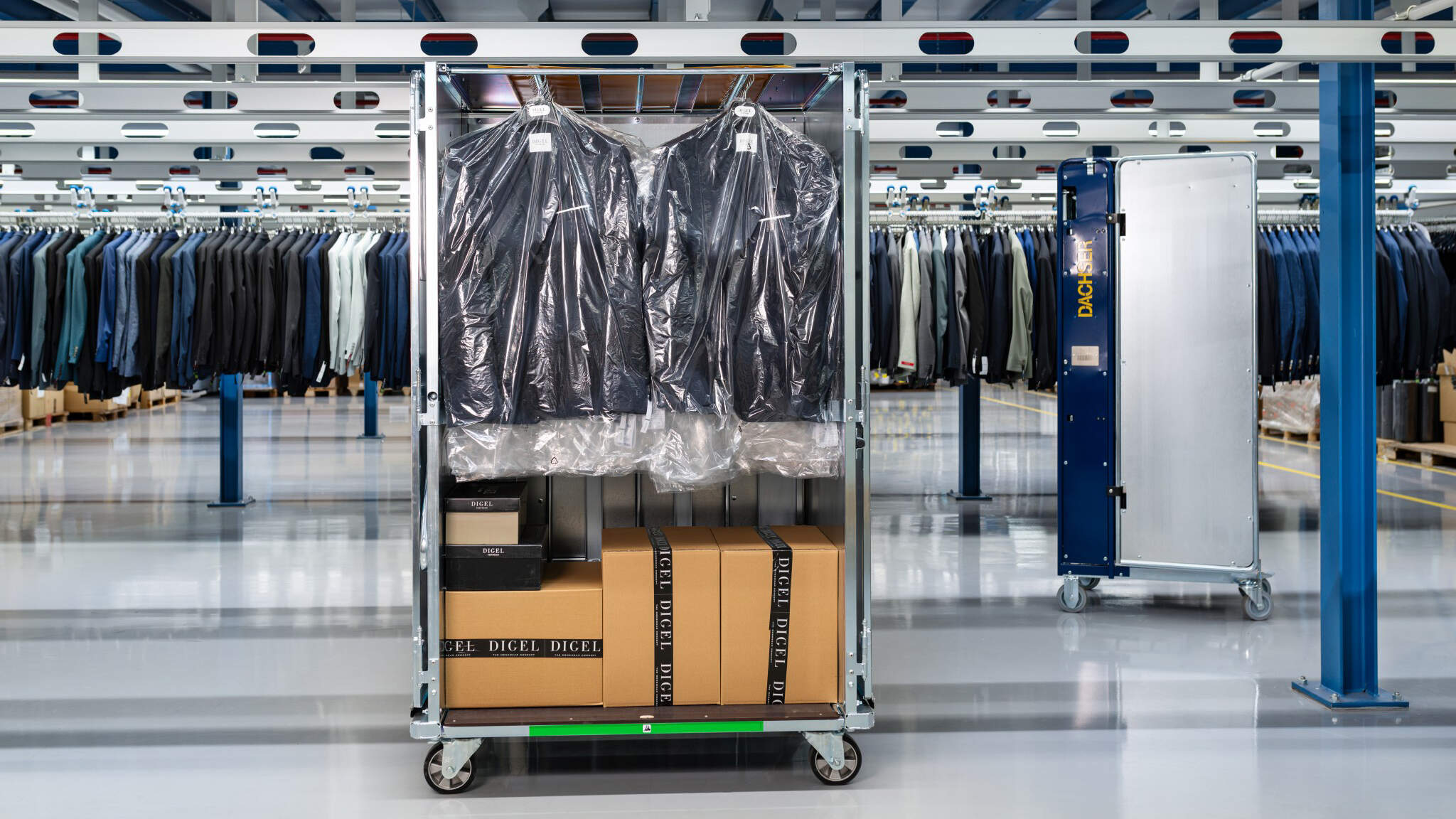 The Retail Box is designed for transporting hanging and flat garments to retailers.