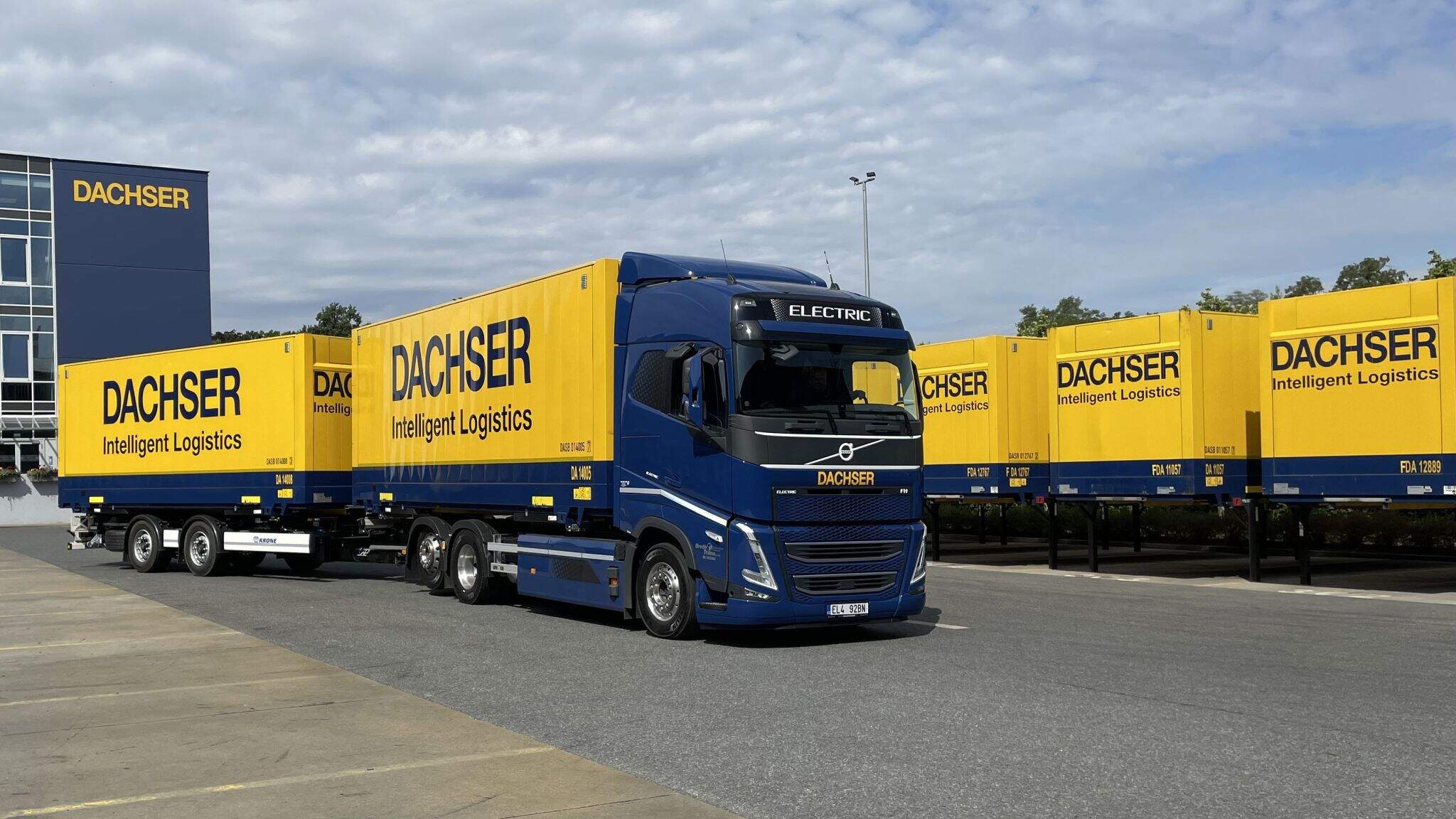 DACHSER's first full-electric long-distance swap body truck