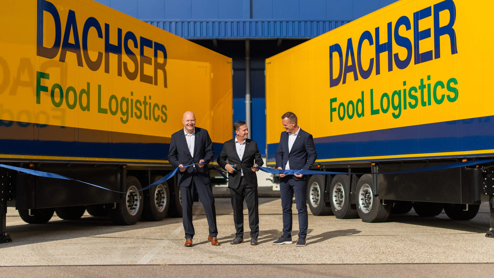 From left to right: Barry Stegeman, Country Manager DACHSER Netherlands Food Logistics, Niels Tieleman, Branch Manager Food Logistics Waddinxveen, and Stefan Behrendt, Managing Director Food Logistics, jointly cut the ribbon at the official opening of the new location. From left to right: Barry Stegeman, Country Manager DACHSER Netherlands Food Logistics, Niels Tieleman, Branch Manager Food Logistics Waddinxveen, and Stefan Behrendt, Managing Director Food Logistics, jointly cut the ribbon at the official opening of the new location.