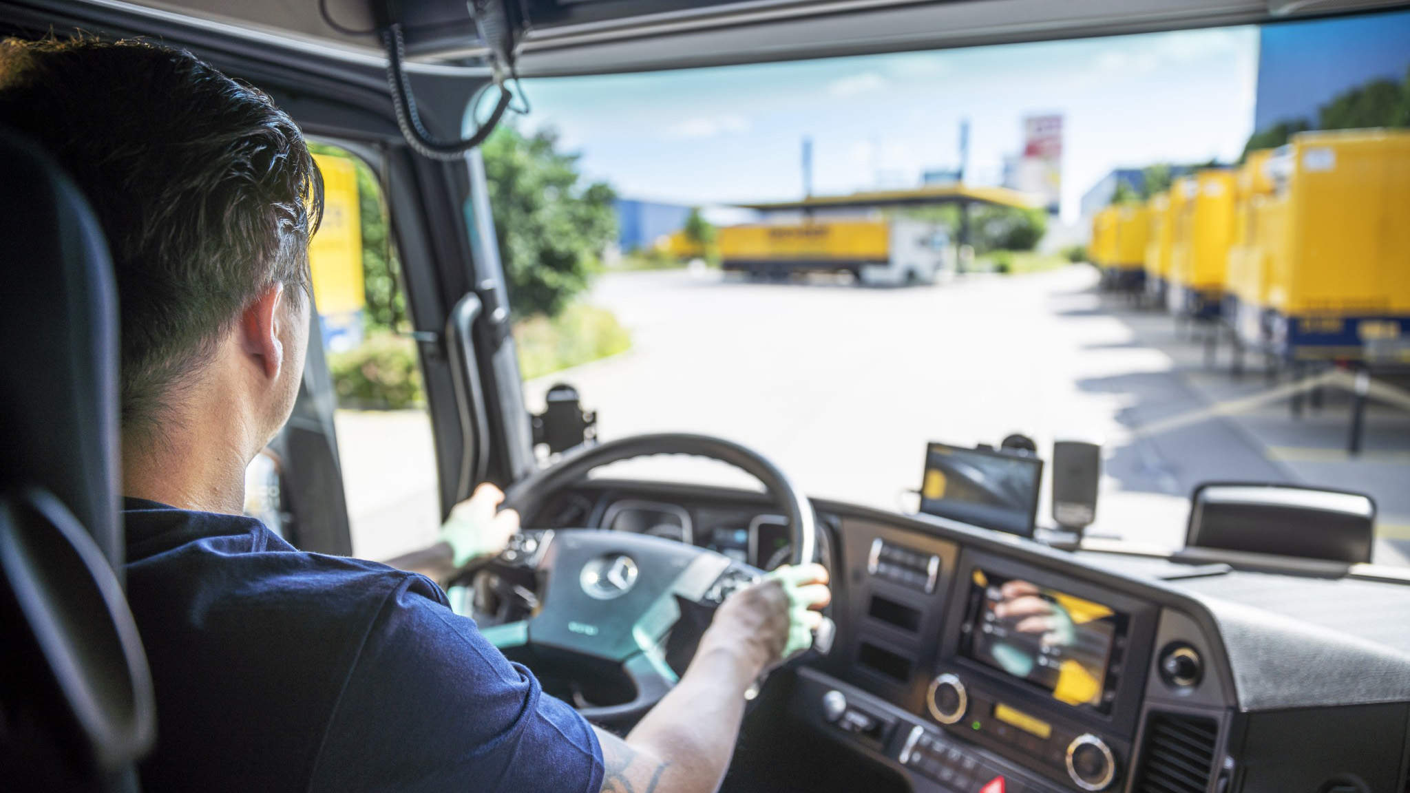 As part of a holistic climate protection campaign, DACHSER is implementing a training concept for professional truck drivers by the end of 2023. As part of a holistic climate protection campaign, DACHSER is implementing a training concept for professional truck drivers by the end of 2023.