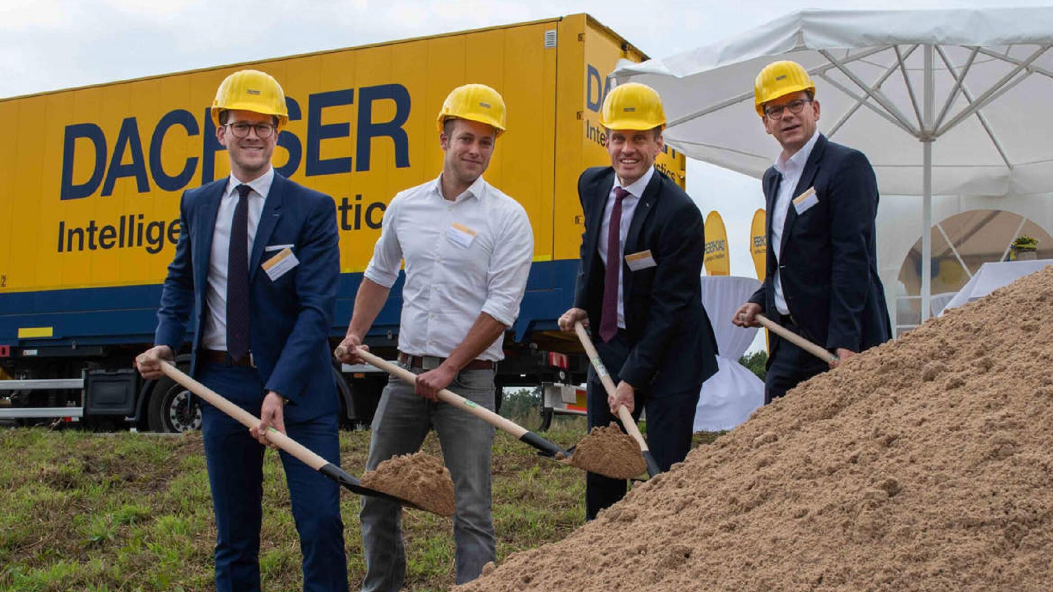 Jan-Ferdinand Lühmann, Operations Manager European Logistics DACHSER Neumünster, Paul Bartram, Bartram Bau-Systeme, Alexander Tonn, Managing Director European Logistics Germany at DACHSER, and Dr. Olaf Tauras, Mayor of Neumünster (from left to right)